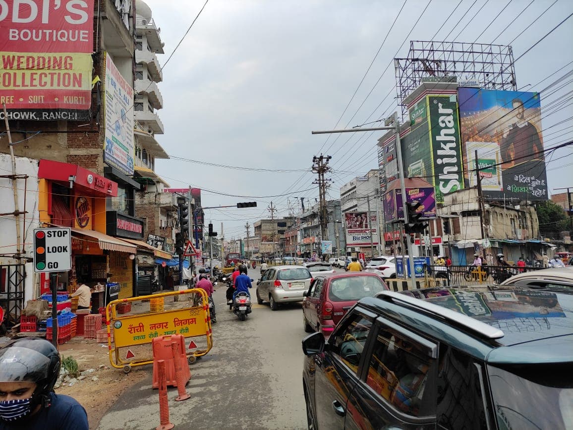 लॉकडाउन में मिली राहत तो सड़कों पर दिखी भीड़, दफ्तर लौट रहे हैं लोग