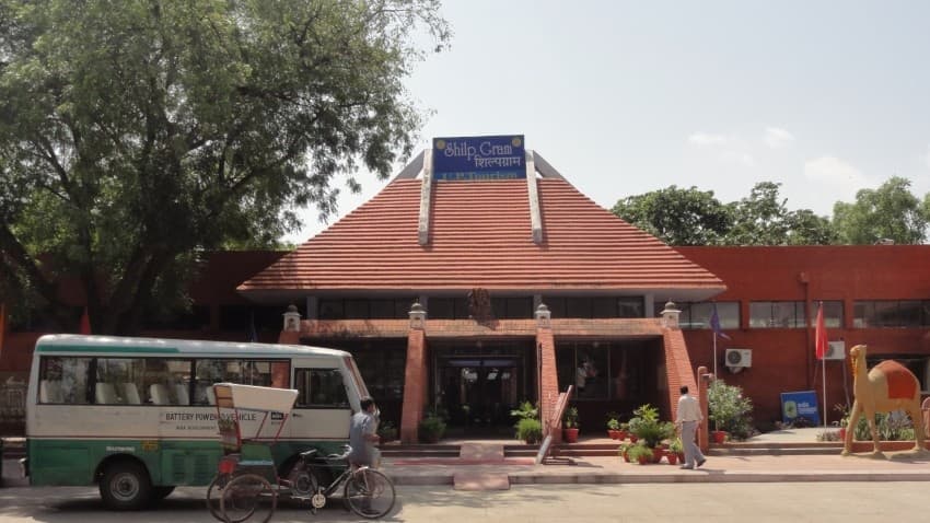 UP News: आगरा और लखनऊ की तर्ज पर मथुरा में बनेगा शिल्पग्राम, जानें और क्या मिलेंगी सुविधाएं