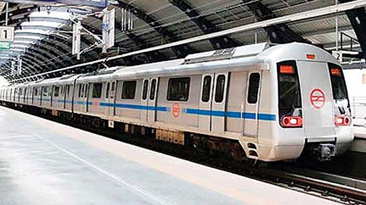 Agra News: आगरा मेट्रो का तेजी से चल रहा काम, दो नई लाइनों के लिए बैरिकेडिंग पूरी
