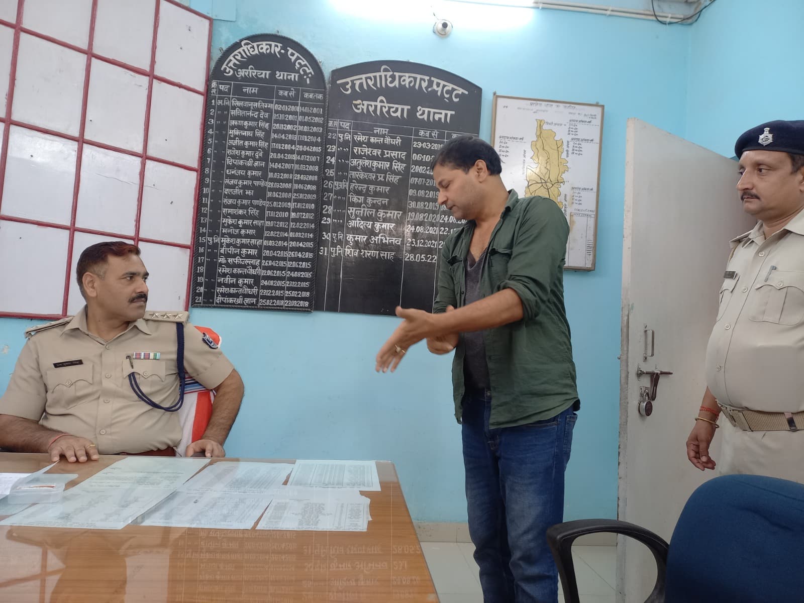 अररिया में चौथी कक्षा की छात्रा के साथ शिक्षक कर रहा था छेड़छाड़, लोगों ने पहले की पिटाई फिर पुलिस को सौंपा