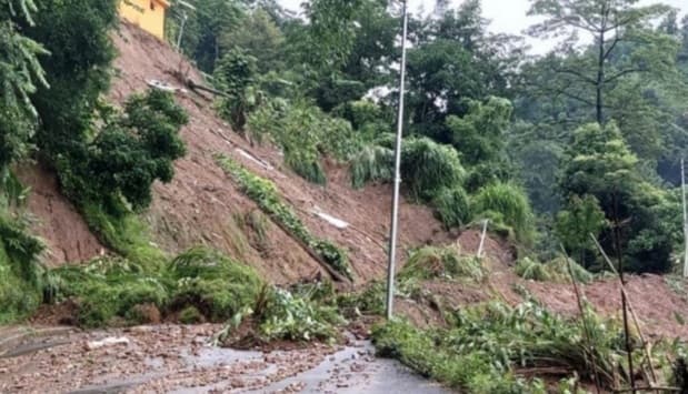 Weather News : भूस्खलन के कारण उत्तर प्रदेश से नेपाल की ओर जाने वाला पोखरा- सोनौली मार्ग बंद, तेज हवाओं के साथ हो रही भारी बारिश