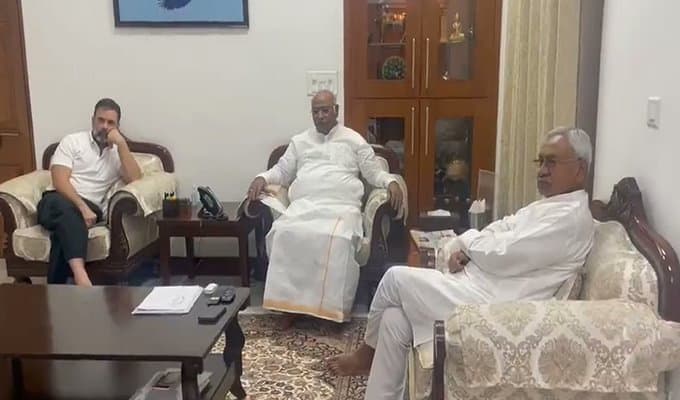 मिशन 24: अरविंद केजरीवाल के बाद अब नीतीश कुमार ने की खरगे-राहुल गांधी से मुलाकात, विपक्षी एकता पर बनी रणनीति मिशन 24: अरविंद केजरीवाल के बाद अब नीतीश कुमार ने की खरगे-राहुल गांधी से मुलाकात, विपक्षी एकता पर बनी रणनीति