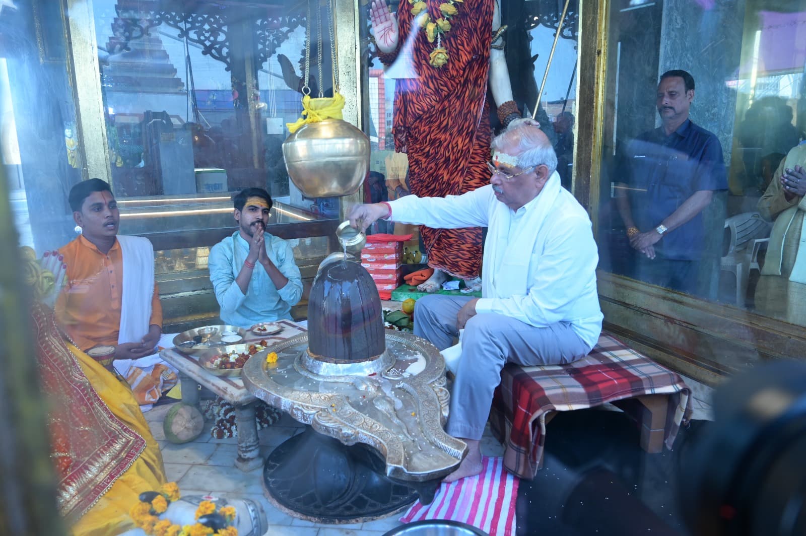 महावीर मन्दिर में राज्यपाल आर्लेकर ने किया रुद्राभिषेक, बिहार के लोगों के लिए मांगा सुख-समृद्धि का आशीर्वाद