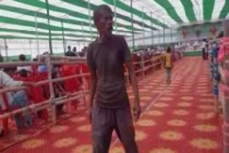 नीतीश कुमार की जनसंपर्क यात्रा के दौरान सभा में पहुंचा शराबी, रोकने पर देने लगा पुलिस को गाली