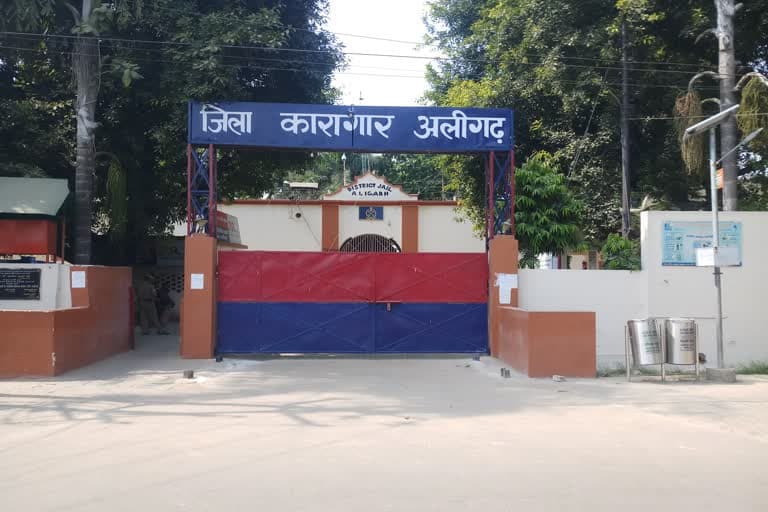 Aligarh News: अलीगढ़ जिला कारागार में कैदी ने पेड़ पर लटककर लगाई फांसी, मृतक के भाई ने की जांच की मांग