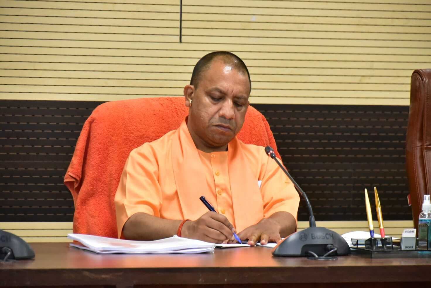 UP News: दूसरे कार्यकाल में पहली बार वाराणसी पहुंचे CM योगी, कहा- सभी अधिकारी अपने व्यवहार में लाएं सुधार