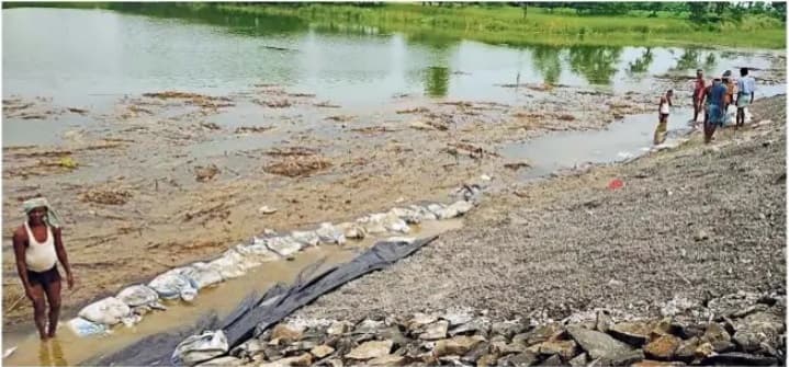 Flood in Bihar : मुजफ्फरपुर में विजय छपरा बांध से रिसाव, जाने कहां बढ़ा बाढ़ का खतरा