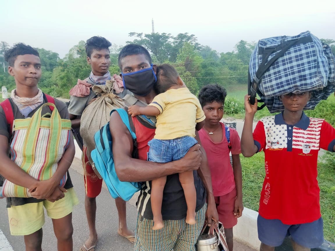 घर लौटने के सपने और लॉकडाउन के बीच फंसे प्रवासी मजदूरों की कहानी, जानें जो घर लौटे उनका दर्द घर लौटने के सपने और लॉकडाउन के बीच फंसे प्रवासी मजदूरों की कहानी, जानें जो घर लौटे उनका दर्द
