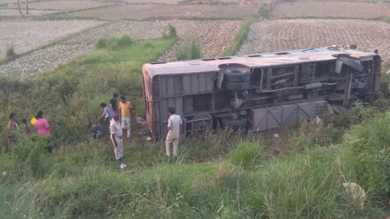 बिहार: मधुबनी में भीषण सड़क हादसा, यात्रियों से भरी बस नहर में पलटी, एक की मौत, 30 से अधिक घायल