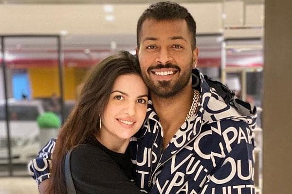 नताशा ने मंगेतर हार्दिक पांड्या के साथ शेयर की रोमांटिक तस्वीर, वायरल हो रही फोटो आपने देखी क्या?