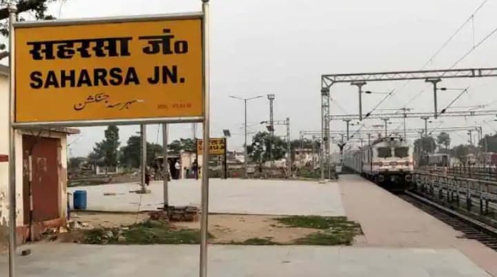 कोसी में तेज उफान से कटाव जारी, रेलवे ट्रैक से महज 15 मीटर की दूरी पर बह रही नदी की धार