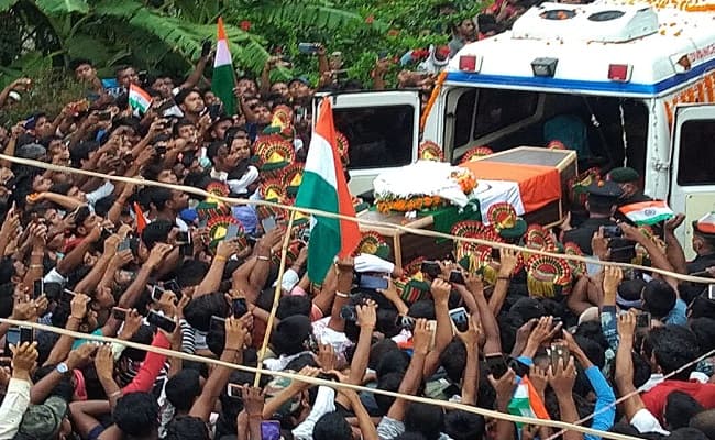 शहीद जय किशोर सिंह पंचतत्व में विलीन, सेना ने गार्ड ऑफ ऑनर देकर जांबाज को दी अंतिम सलामी