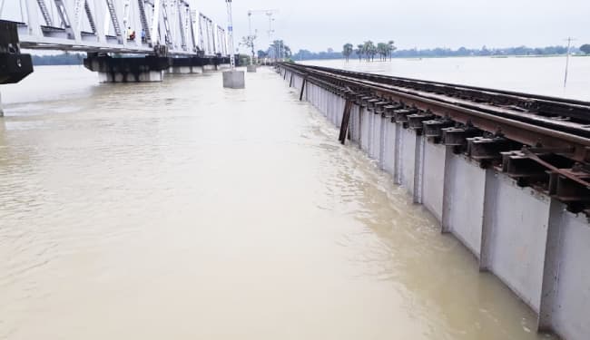 Flood in Bihar : बाढ़ के कारण नहीं खुला दरभंगा समस्तीपुर रेलखंड, जानें किधर से गुजरेगी इस रूट की ट्रेनें