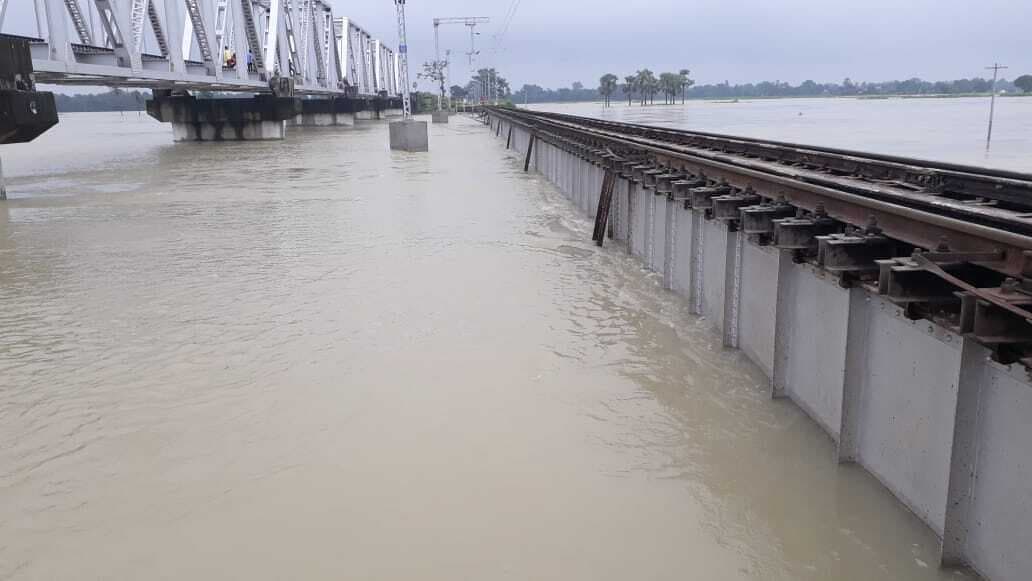 दरभंगा-समस्तीपुर रेलखंड पर चढ़ा पानी, ट्रेनों का परिचालन बंद, कई ट्रेनों के मार्ग बदले