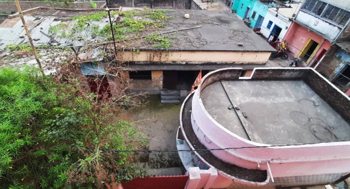 Munger: मंदिर पर दबंगों का कब्जा, पूजा-अर्चना करने जा रहे श्रद्धालुओं से की जा रही गाली-गलौज