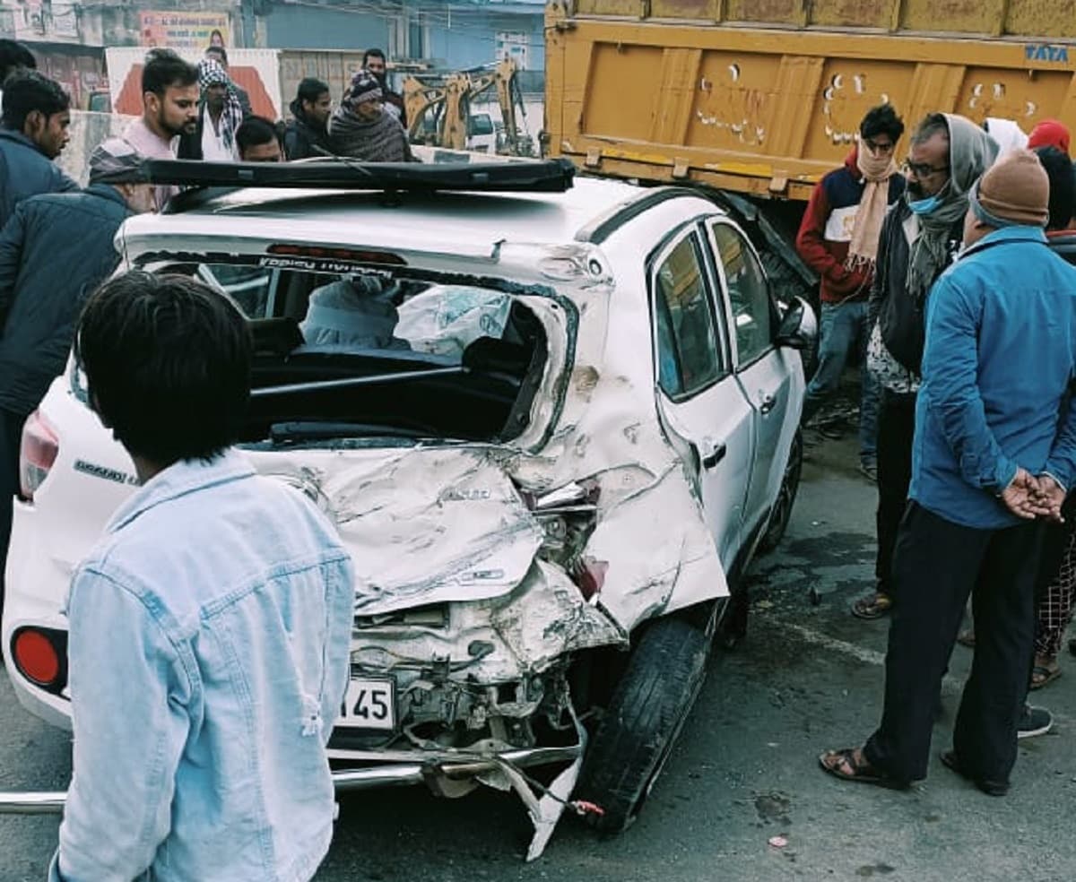 पटना बाईपास पर कार और ट्रक में टक्कर, कार के उड़े परखच्चे