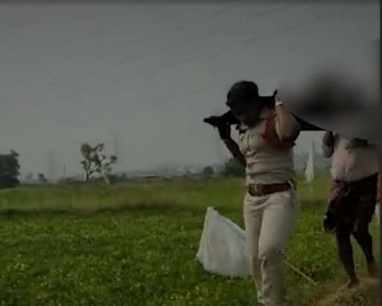 महिला सब इंस्पेक्टर ने लावारिश लाश को एक किलोमीटर तक कांधे पर ढोया, ग्रामीणों ने शव को छूने से किया था इनकार