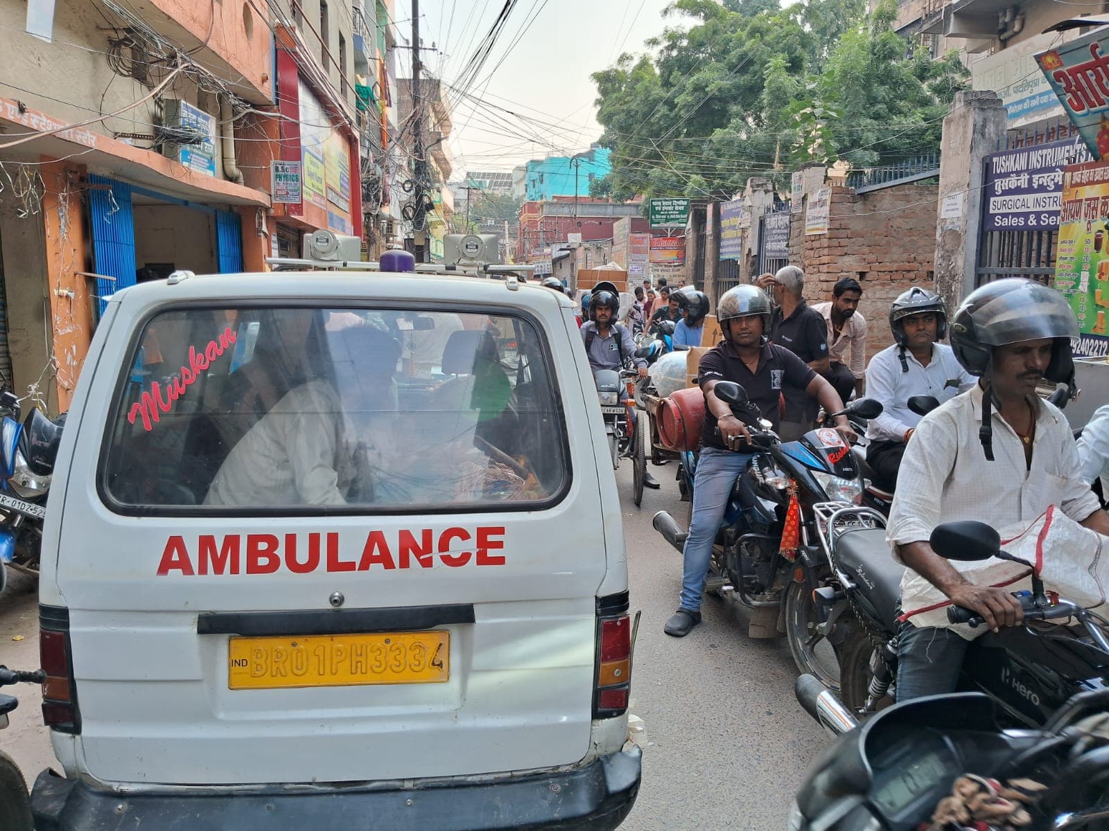 पटना में पूरे दिन लगा रहा भीषण जाम, सड़क के दोनों ओर अवैध पार्किंग से बढ़ी परेशानी