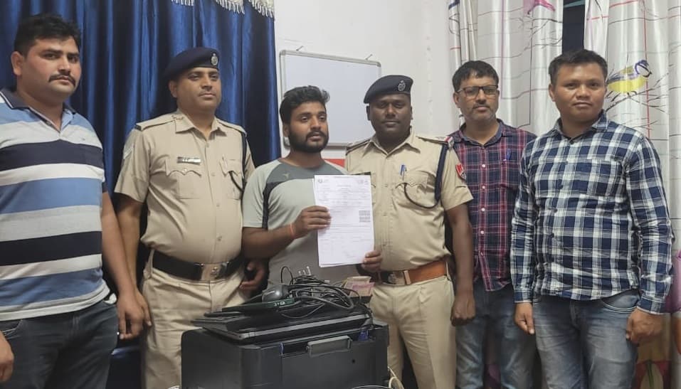 आरा: रेलवे टिकट का अवैध कारोबारी गिरफ्तार, आरपीएफ ने छापेमारी कर कई टिकट जब्त किये