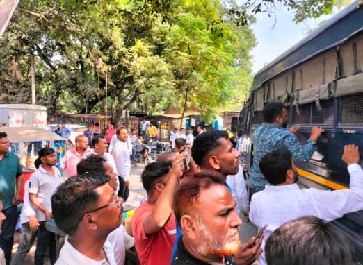 रात के अंधेरे में सड़क पर निकल आये वाल्मीकि टाइगर रिजर्व के बाघ व तेंदुआ, पर्यटकों ने कैमरे में किया कैद