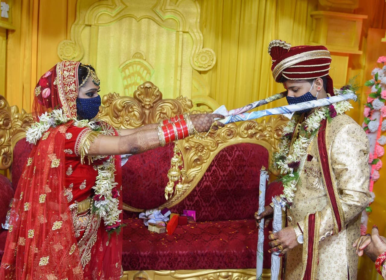 बिहार के दानापुर में कोरोना गाइडलाइन के बीच सोशल डिस्टेंस शादी