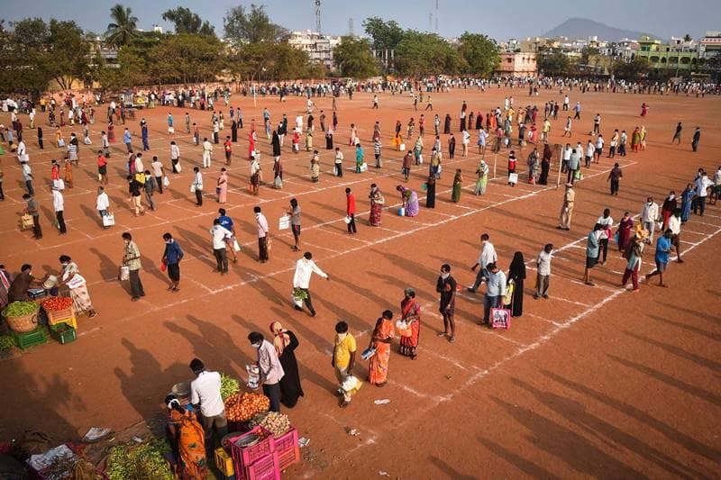 सोशल डिस्टैंसिंग के जरिये कोरोना रोकने का प्रयास