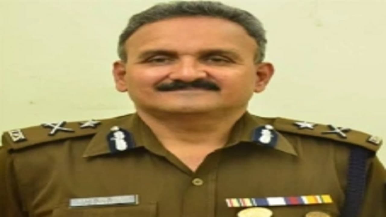 पटना के करनामेपुर में श्रीमद् भागवत कथा सप्ताह यज्ञ शुरू, गाजे बाजे के साथ निकाली  कलश यात्रा