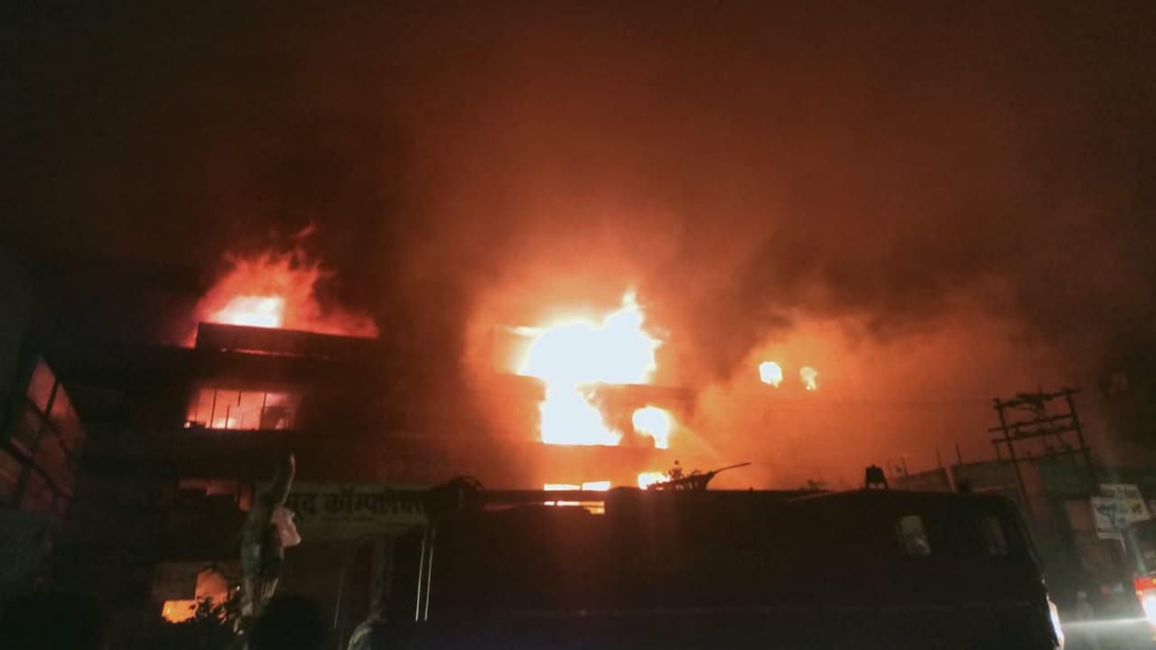 कानपुर के कपड़ा बाजार में लगी आग ने 5 टावरों को लिया चपेट में, 10 अरब से ज्यादा का नुकसान होने की संभावना