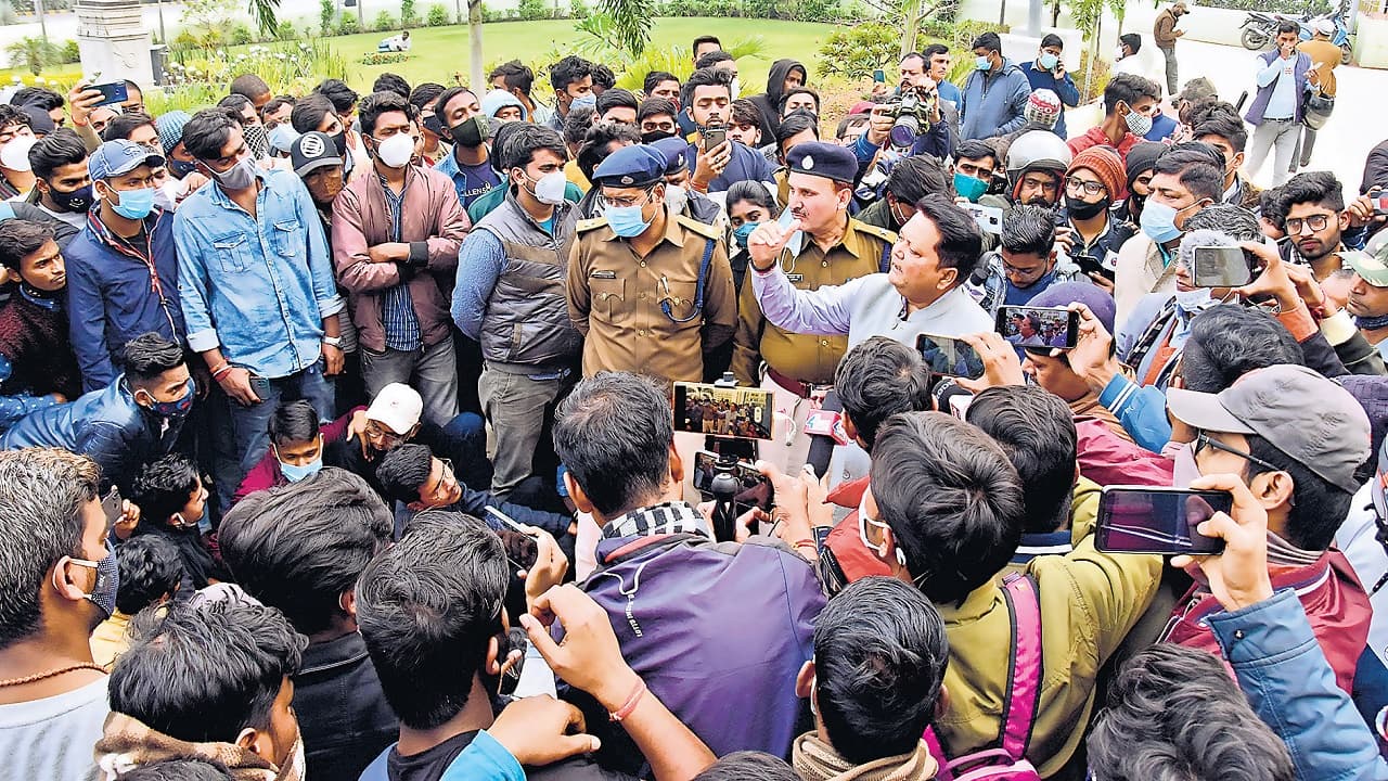 बरेली के बदायूं रोड पर बीडीए के बुल्डोजर ने ध्वस्त की 5 अवैध कालोनियां, 27 मिनट में कई मकान धराशाई