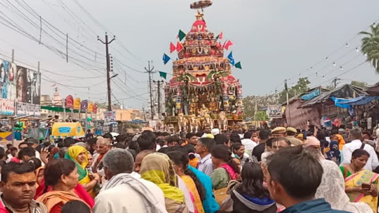 मथुरा में माता गोदा के साथ पुष्पक विमान पर निकले भगवान रंगनाथ, दर्शन करने के लिए उमड़ा भक्तों का सैलाब