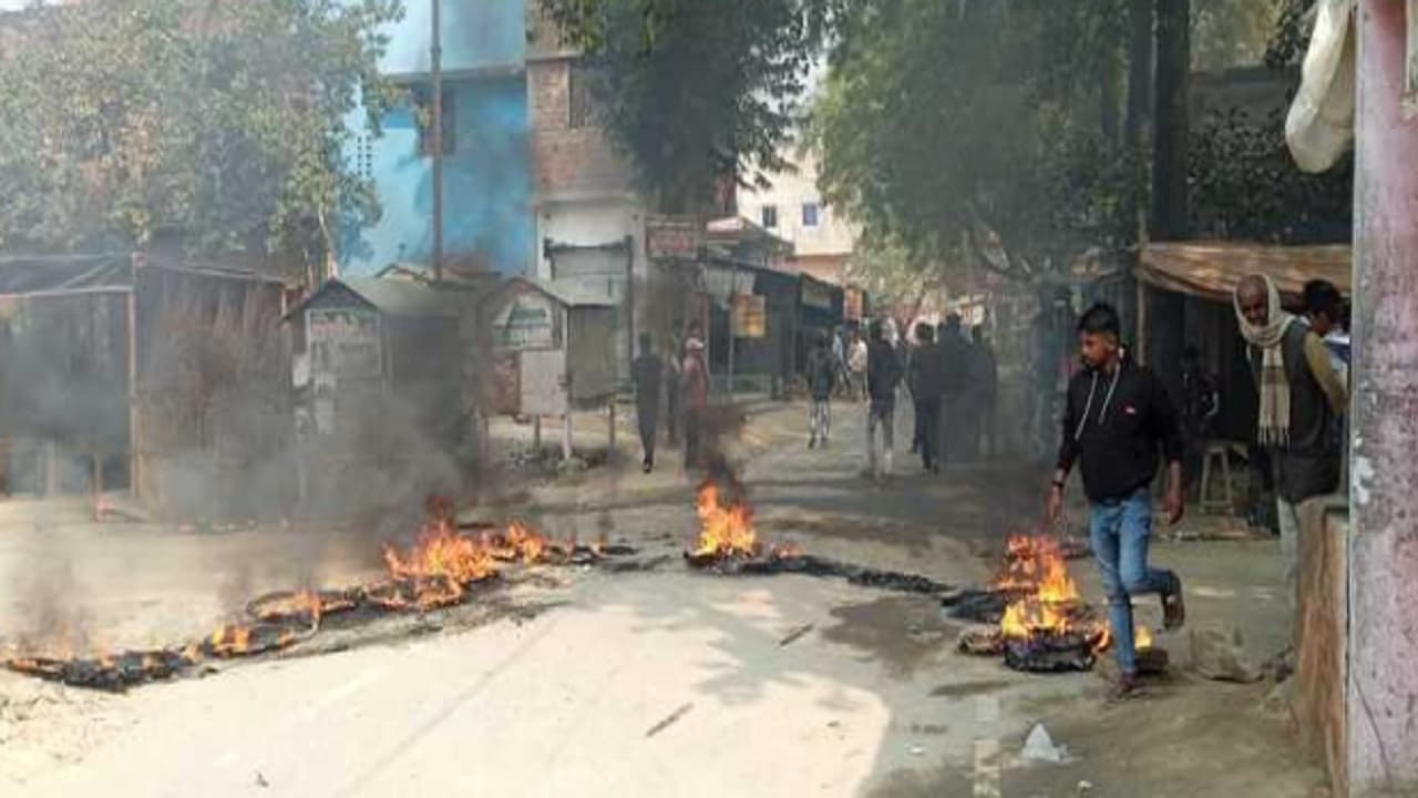 सीवान में दुकानदार की हत्या के विरोध में सड़क पर उतरे व्यवसायी, भीड़ ने टायर जलाकर किया प्रदर्शन