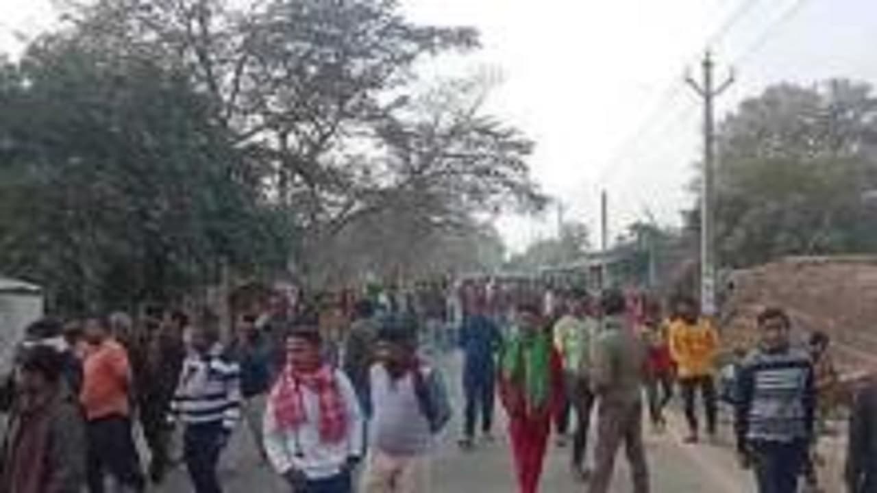 बिहार में शराब माफियाओं को पकड़ने गयी पुलिस टीम पर हमला, सूचना पर पहुंची वन विभाग की टीम ने उजाड़ दिया पूरा घर