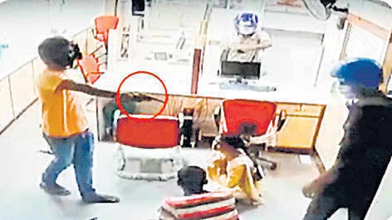 औरंगाबाद में थ्रेसर की चिंगारी से लगी आग, 12 बीघे के धान के बोझा सहित ट्रैक्टर जल कर राख