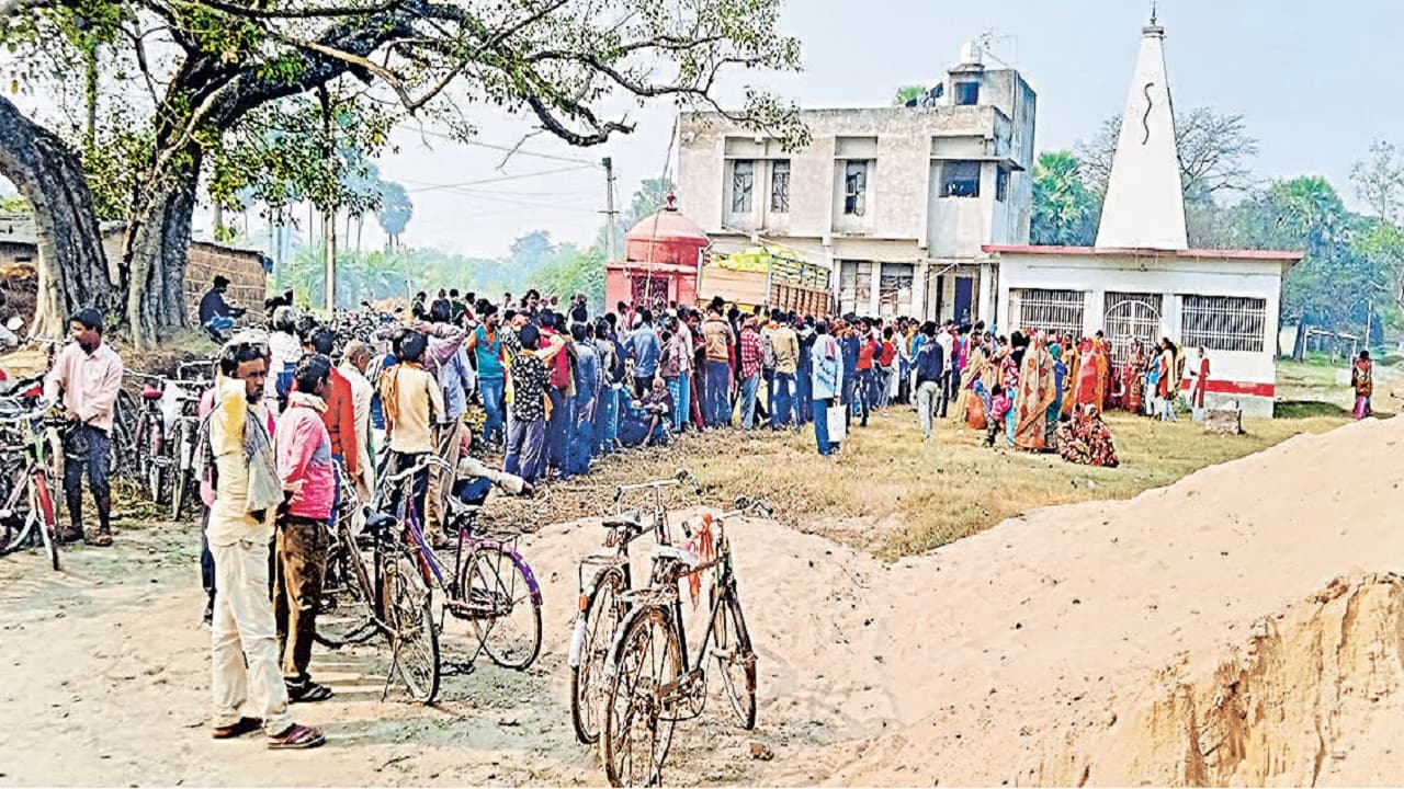 वैशाली में यूरिया लेकर पहुंचे ट्रक चालक को बनाया बंधक, किसानों ने सड़क जाम कर किया हंगामा