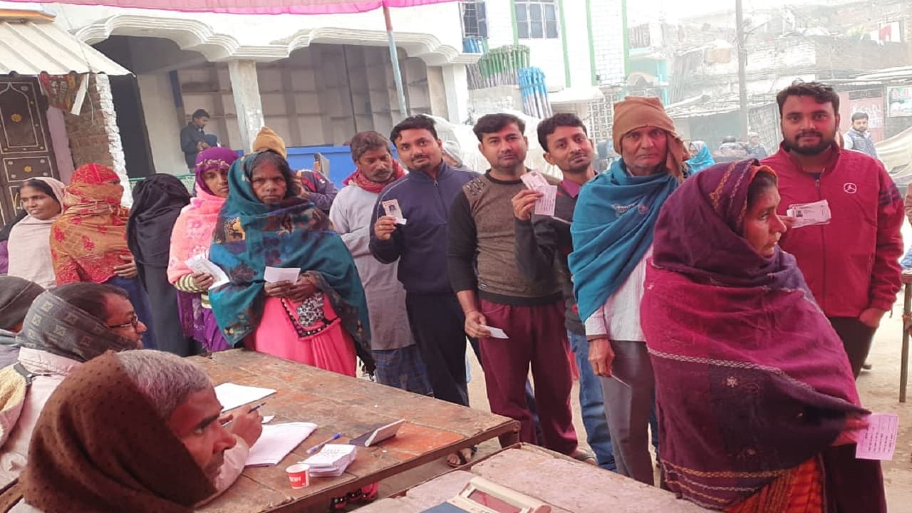 Nikay Chunav: बिहार में पहले चरण का मतदान आज, वोट डालने के लिए मतदाताओं में उत्साह, देखें तस्वीरें