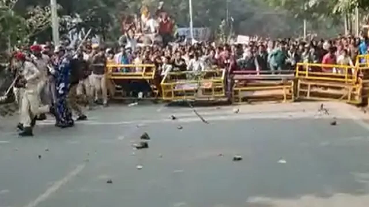 Video: पटना में पथराव के बाद पुलिस ने किया लाठीचार्ज, भीड़ को काबू करने पहुंची फोर्स, जानें पूरा मामला
