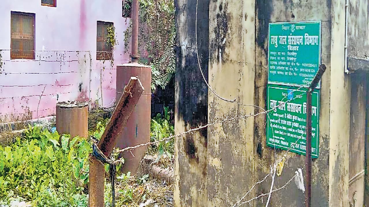 बुजुर्ग महिला से लिखवा ली सरकारी जमीन, भू-माफियाओं ने कार्यालय सहित नलकूप विभाग की जमीन करा ली रजिस्ट्री