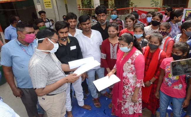 इंटर परीक्षा: फिजिक्स पेपर के थ्योरी विषय में डिस्टिंक्शन अंक लेकिन प्रैक्टिकल में दर्जनों छात्राएं फेल, शिक्षक पर लगे गंभीर आरोप