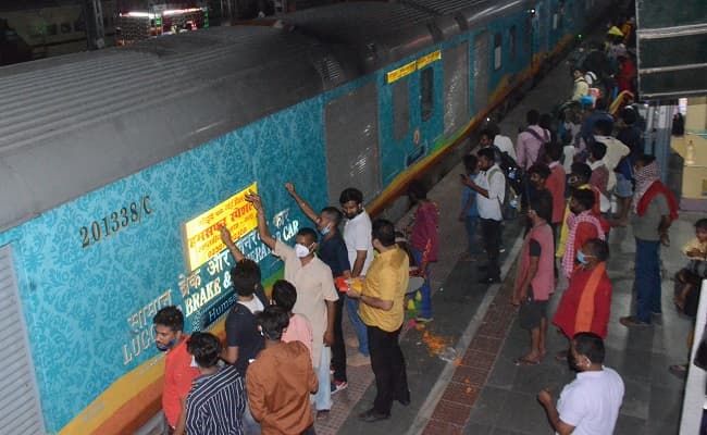 Bihar Train News: पहली बार गोड्डा से शुरू हुआ हमसफर का सफर, भागलपुर में ट्रेन पर फूलों की बारिश, जानें टाइम टेबल