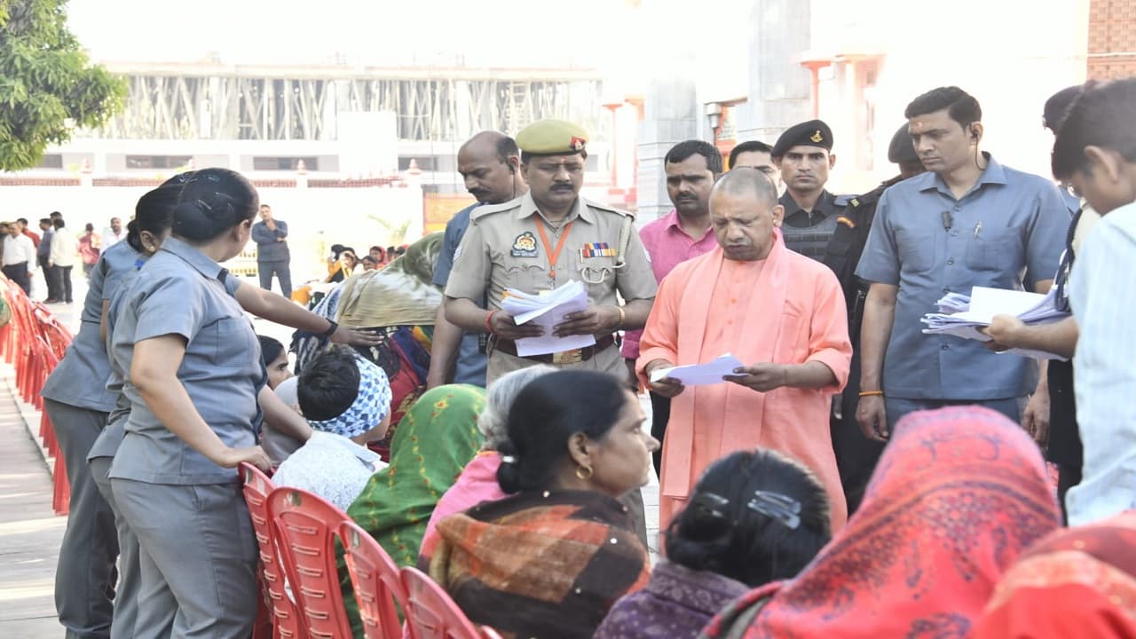 UP News: जनता दर्शन में आई महिला की शिकायत पर सख्त दिखे सीएम योगी, अधिकारियों को दिए कार्रवाई का निर्देश