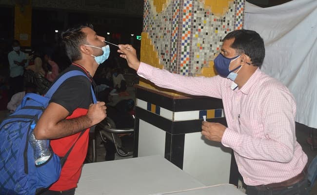 Irctc News: अहमदाबाद व देहरादून स्पेशल ट्रेन के 500 यात्रियों की नहीं हुई जांच, मुजफ्फरपुर में जांच के डर से दूसरे रास्ते से भागे