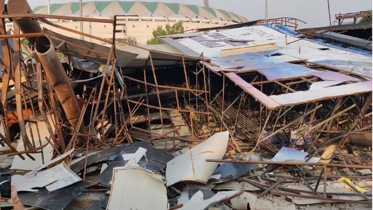 लखनऊ में आंधी से इकाना स्टेडियम का बोर्ड गिरा, दो लोगों की मौत, एक की हालत गंभीर