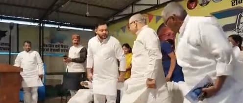 वैशाली में गुटखा खाकर सड़क पर थूकना पड़ा महंगा, ट्रक चालक से साफ करवाया गया जूता और पैंट