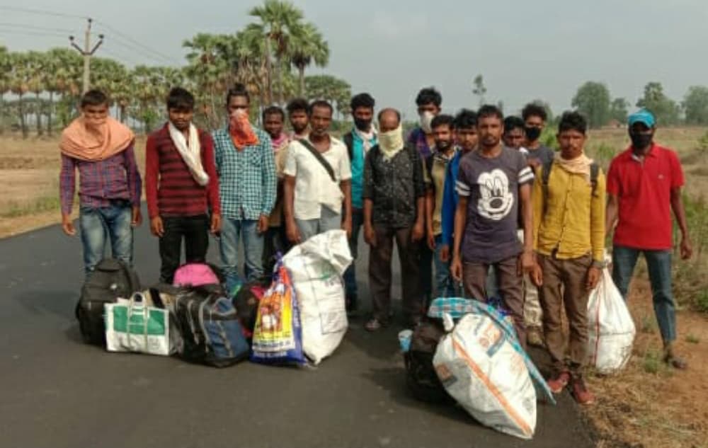 तेलंगाना से पैदल घर लौट रहे गुमला के मजदूर, कोरोना के डर से थाने से भगाया, ग्रामीणों ने रहने नहीं दिया