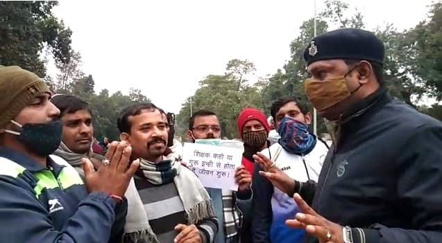 बिहार के शिक्षा मंत्री के आवास का शारीरिक शिक्षक ने किया घेराव, बोले- तीन साल से मिल रहा सिर्फ आश्वासन