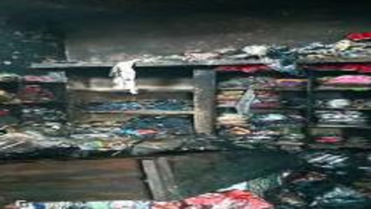 मधुबनी के लौकही बाजार स्थित दो मंजिला इमारत में लगी भीषण आग, गोदाम में रखा करोड़ों का कपड़ा जलकर राख