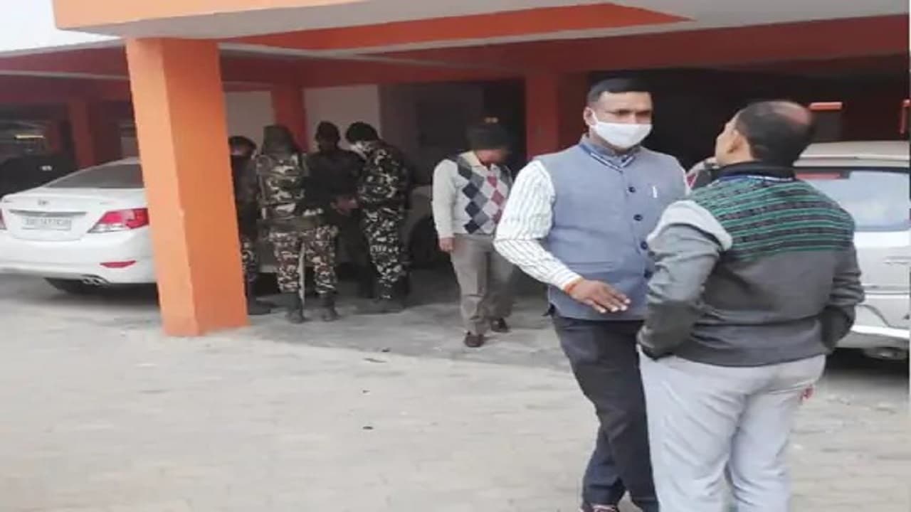 सुरंग बनाकर दुकान में घुसे चोर, लॉकडाउन खत्म होने से एक दिन पहले हजारों की शराब गटकी