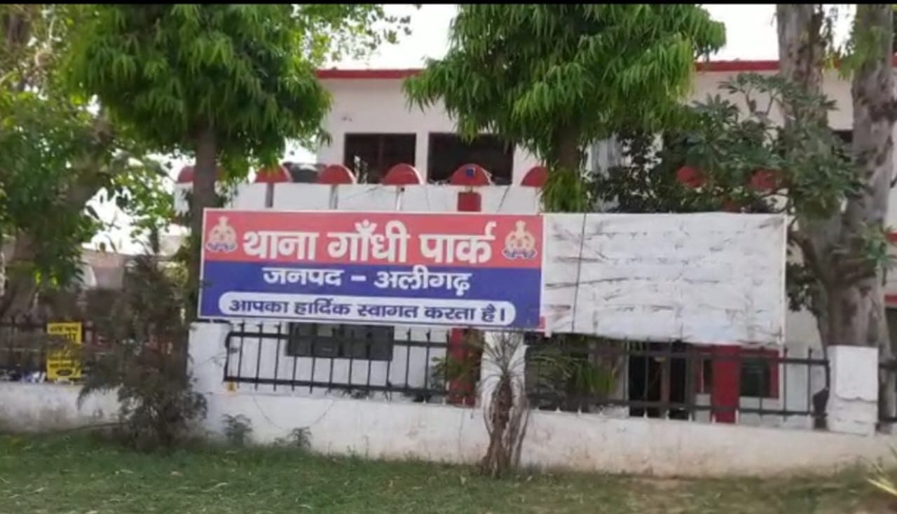 अलीगढ़: भीषण गर्मी में पंखा चलाने पर पत्नी की  पिटाई, कार्रवाई की मांग को लेकर पीड़िता ने एसएसपी से लगाई गुहार