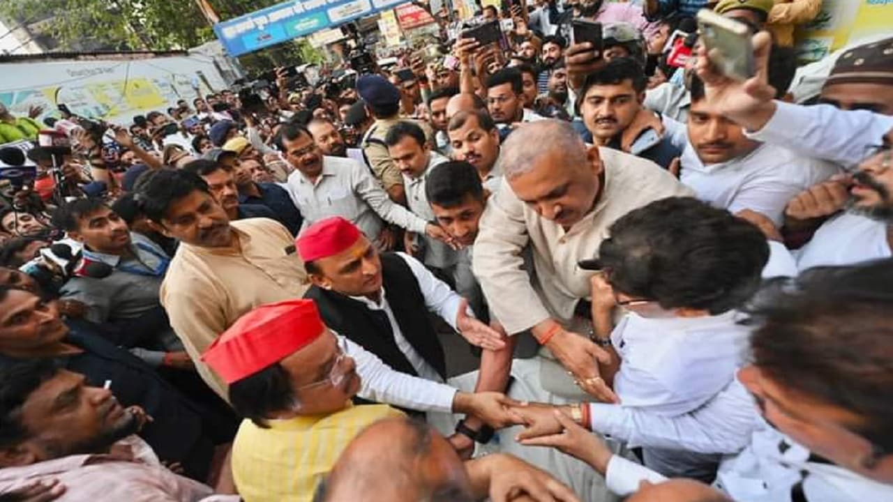 कानपुर में 45 घण्टे से जल रहा कपड़ा बाजार, घटनास्थल पर पहुंचे अखिलेश यादव ने आग की लपटें देख कही बड़ी बात