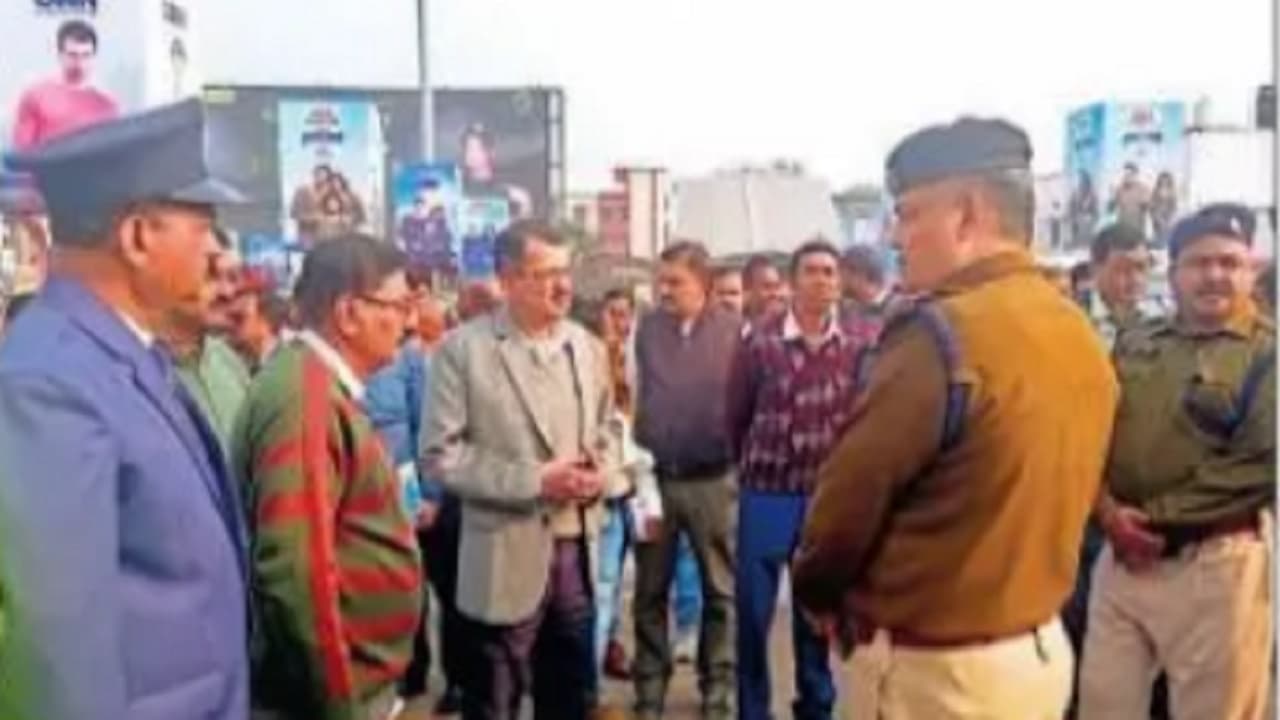 मुजफ्फरपुर जंक्शन पर आज से लगेगा एस्केलेटर, 10 दिन में अस्थायी यूटीएस काउंटर तैयार करने का निर्देश